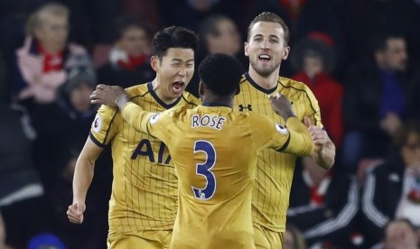 Pemain Tottenham Hotspur Son Heung-Min (kiri) merayakan golnya ke gawang Southampton.