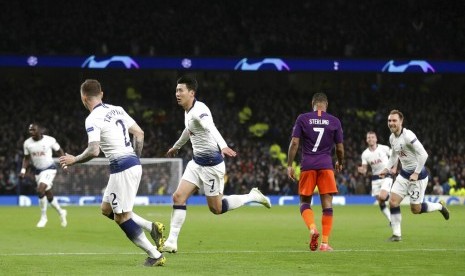 Pemain Tottenham Hotspur Son Heung-min merayakan keberhasilannya mencetak gol dalam perempat final Liga Champion melawan Manchester City di Tottenham Hotspur Stadium, London, Selasa (9/4) waktu setempat. 