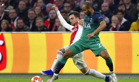 Pemain Tottenham Lucas Moura (kanan) berduel bola dengan pemain Ajax Nicolas Tagliafico di semifinal Liga Champions, di Johan Cruyff Arena, Amsterdam, Belanda, Kamis (9/5).