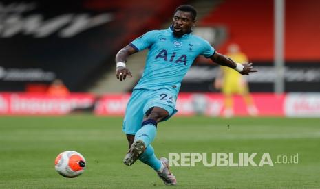 Pemain Tottenham Serge Aurier menendang bola pada pertandingan sepak bola Liga Primer Inggris antara Bournemouth dan Tottenham di Stadion Vitalitas di Bournemouth, Inggris, Kamis, 9 Juli 2020. 