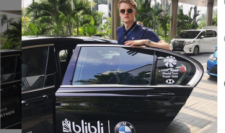 Pemain tunggal putra asal Denmark, Anders Antonsen yang sempat menikmati mobil mewah BMW seri 740 di sela-sela turnamen Blibli Indonesia Terbuka 2019.