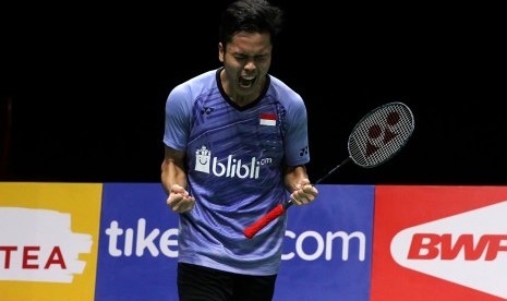 Pemain tunggal putra Indonesia, Anthony Sinisuka Ginting meluapkan kegembiraannya usai mengalahkan Chen Long di perempat final Indonesia Masters 2018, Jumat (26/1).