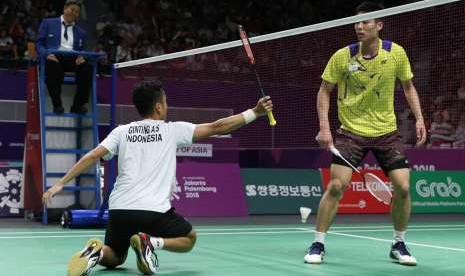 Pemain tunggal putra Indonesia, Anthony Sinisuka Ginting saat melawan pemain Cina Taipei, Chou Tien Chen di semifinal Asian Games 2018 di Istora Senayan, Jakarta, Senin (27/8).