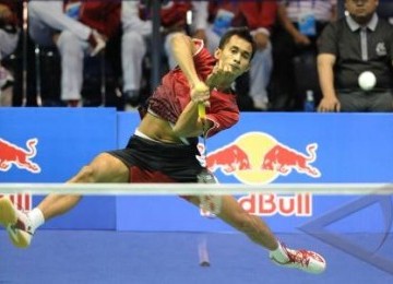 Pemain tunggal putra Piala Sudirman Indonesia Dionysius Hayom Rumbaka mengembalikan bola kerah lawannya Lee Chong Wei dari Malaysia dalam babak penyisihan grup Piala Sudirman di Qingdao Sport Center, Rabu (25/5).