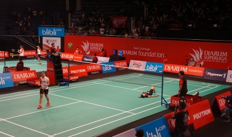 Pemain tunggal putri Tjakrindo Masters, Fitriani (kiri) mengalahkan pemain dari Gifu Tricky Panders, Rusydina Antardayu Riodingin (kanan) dengan 17-21, 21-14 dan 21-18 dalam turnamen Djarum Superliga Badminton 2017 di GOR DBL Arena Surabaya, Ahad (19/2).