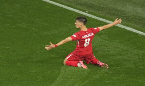 Pemain Turki Arda Guler merayakan gol kedua bagi timnya dalam pertandingan Grup F Euro 2024 melawan Georgia di Signal Iduna Parl, Dortmund, Jerman, Rabu (19/6/2024).