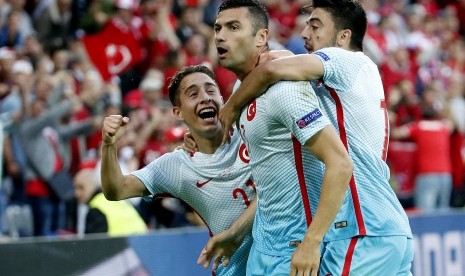 Pemain Turki Burak Yilmaz (tengah) merayakan gol bersama teman-temannya usai mencetak gol ke gawang Republik Ceska pada laga Grup D di Stade Bollaert-Delelis in Lens Agglomeration, France, 21 June 2016.