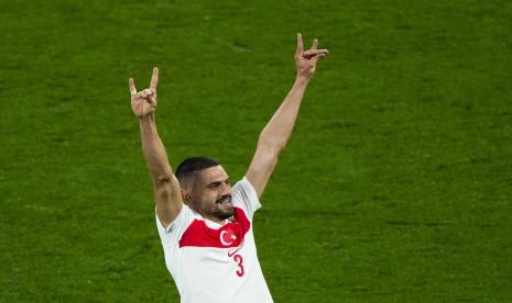 Pemain Turki Merih Demiral merayakan golnya ke gawang Austria pada laga 16 besar Euro 2024, Rabu (3/7/2024). Gesture perayaan gol Demiral dikecam politisi Jerman karena dianggap terkait dengan kelompok ultranasionalis sayap kanan.Grey Wolves