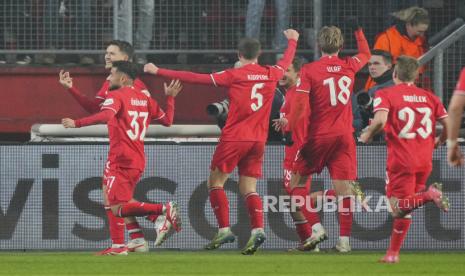 Pemain Twente merayakan gol dalam pertandingan play-off Liga Europa antara Twente dan Bodo Glimt di Enschede, Belanda, Jumat (14/2/2025) dini hari WIB.