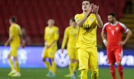 Pemain Ukraina Artem Besedin bertepuk tangan usai laga Serbia vs Ukraina di stadion Red Star Belgrade, Ahad (17/11) WIB.