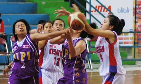 Pemain Universitas Pendidikan Indonesia (ungu) berusaha merebut bola dari tangan pemain lawan pada pertandingan bola basket Liga Mahasiswa (Lima).  