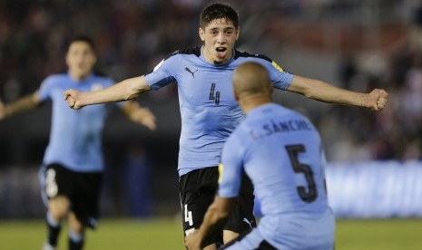 Pemain Uruguay Federico Valverde (tengah) berselebrasi usai menjebol gawang Paraguay.