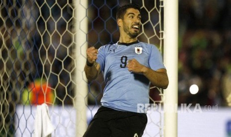 Pemain Uruguay, Luis Suarez, merayakan gol pada laga persahabatan lawan Uzbekistan di Montevideo, Uruguay, Kamis (7/6).