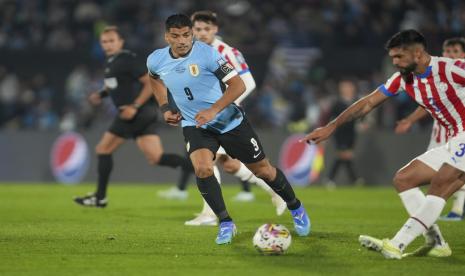 Pemain Uruguay Luis Suarez (tengah) menantang pemain Paraguay Omar Alderete selama pertandingan kualifikasi Piala Dunia FIFA 2026 di Montevideo, Uruguay, Sabtu, 7 September 2024. WIB