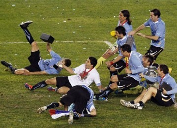 Pemain Uruguay meluapkan kegembiraannya usai menjuarai Copa America 2011 dengan membenamkan Paraguay 3-0 di partai final.