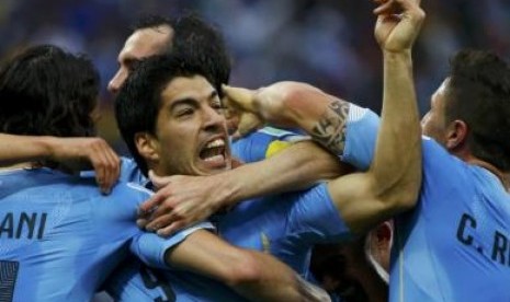 Pemain Uruguay merayakan gol yang dicetak Luis Suarez dalam laga melawan Inggris di Corinthians Anrena, Sau Paulo, Brasil, Jumat (20/6).