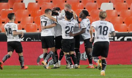 Pemain Valencia Carlos Soler (ketiga kiri) merayakan gol yang dicetaknya ke gawang Real Madrid lewat titik putih. Valencia mengalahkan Madrid 4-1.