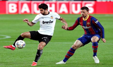 Pemain Valencia Goncalo Guedes (kiri) dijaga bek Barcelona Clement Lenglet.