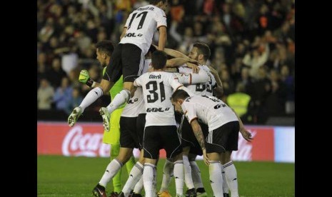 Pemain Valencia merayakan keberhasilan mereka mengalahkan Real Madrid dalam laga La Liga Spanyol di Stadion Mestalla, Valencia, Ahad (4/1).