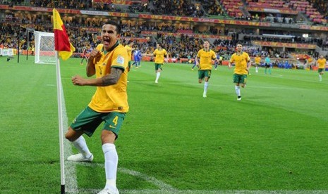 Pemain veteran Socceroos, Tim Cahill, mencetak gol pertama bagi Australia. Tim tuan rumah unggul 4-1 atas Kuwait.