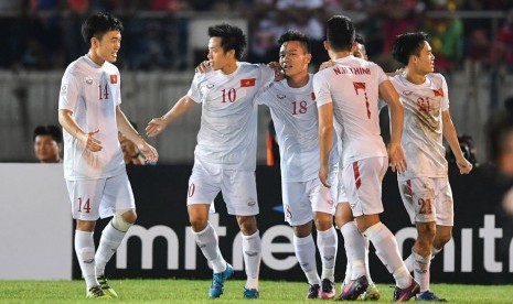 Pemain Vietnam merayakan gol.