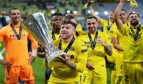 Pemain Villarreal Alberto Moreno mengangkat trofi Liga Europa 2020/2021 setelah mengalahkan Manchester United lewat adu penalti. 