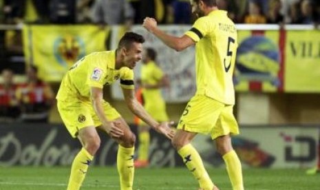 Pemain Villarreal Gabriel Paulista (kiri) dan Mateo Musacchio.