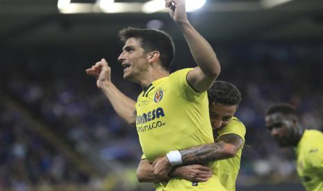 Pemain Villarreal Gerard Moreno (kiri).