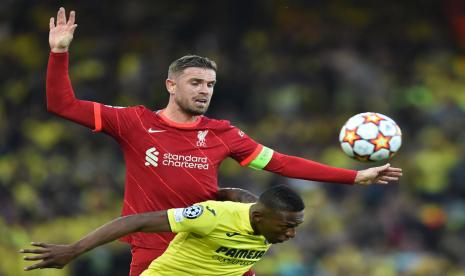 Pemain Villarreal, Pervis Estupinan (kanan), berduel udara dengan kapten Liverpool, Jordan Henderson, di leg pertama babak semifinal Liga Champions di Stadion Anfield, Liverpool, pada Rabu (27/4/2022).