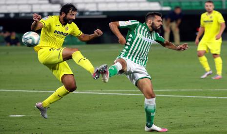 Pemain Villarreal Raul Albiol (kiri) berduel dengan pemain Real Betis Borja Iglesias ketika kedua tim bertemu dalam lanjutan La Liga Spanyol, Kamis (2/7) dini hari WIB.