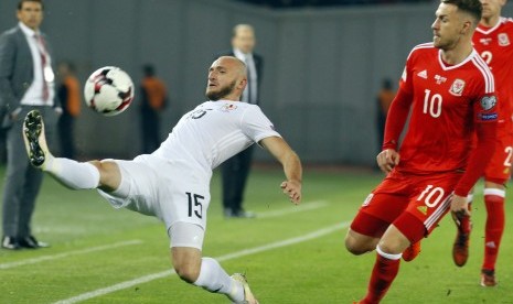 Pemain Wales Aaron Ramsey (kanan) ketika beraksi dengan pemain Georgia Valerian Gvilia (kiri) pada laga kualifikasi Grup D Piala Dunia 2018 Zona Eropa di Boris Paichadze Dinamo Arena in Tbilisi, Georgia, Sabtu (7/10) dini hari WIB. 