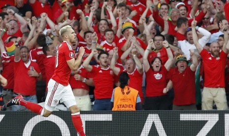  Pemain Wales Aaron Ramsey melakukan selebrasi usai menjebol gawang Rusia di pertandingan terakhir babak penyisihan Grup B Piala Eropa 2016. 