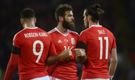 Pemain Wales, Gareth Bale, Joe Ledley, dan Hal Robson-Kanu (dari kanan) pada laga kualifikasi Piala Dunia 2018 lawan Serbia, di stadion Cardiff City, Ahad (13/11) dini hari WIB. Laga berakhir imbang 1-1.