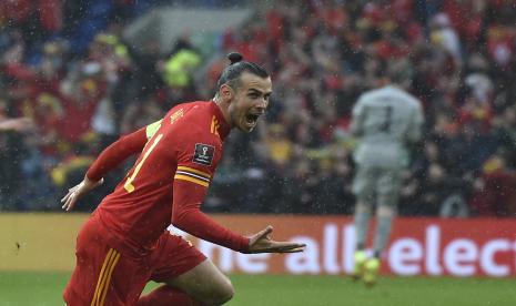 Pemain Wales Gareth Bale merayakan setelah mencetak gol pembuka timnya selama pertandingan sepak bola play-off kualifikasi Piala Dunia 2022 antara Wales dan Ukraina di Stadion Cardiff City, di Cardiff, Wales, Ahad, 5 Juni 2022. 