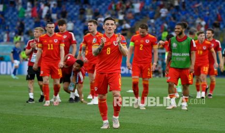 Pemain wales Harry Wilson dari Wales memberi tepuk tangan kepada para penggemar di akhir pertandingan grup A kejuaraan sepak bola Euro 2020 antara Italia dan Wales, di stadion Olimpiade Roma, Ahad (20/6).