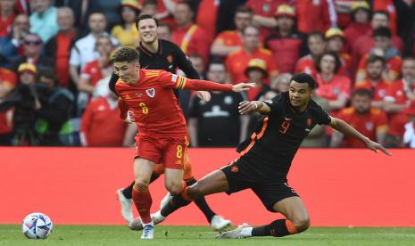 Pemain Wales Harry Wilson (kiri) berebut bola dengan pemain Belanda Cody Gakpo dalam pertandingan UEFA Nations League di Cardiff, Wales, Kamis (9/6/2022) dini hari WIB. Belanda mengalahkan Wales 2-1.