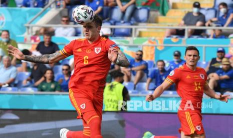 Pemain Wales Joe Rodon(kiri) menyundul bola pada pertandingan grup A kejuaraan sepak bola Euro 2020 antara Italia dan Wales di stadion Stadio Olimpico di Roma, Ahad (20/6).