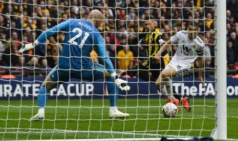 Pemain Watford Gerard Deulofeu menjebol gawang Wolverhampton Wanderers pada semifinal Piala FA.