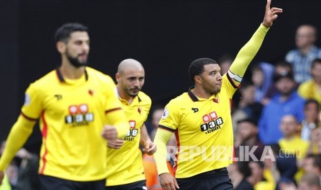 Pemain Watford Troy Deeney (kanan).