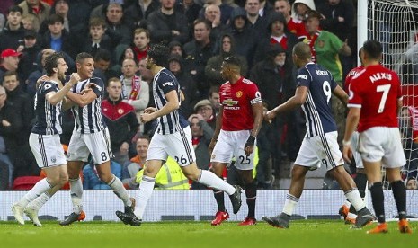  Pemain West Bromwich Albion, Jay Rodriguez (kiri) merayakan gol ke gawang MU dalam lanjutan Liga Primer Inggris di Old Trafford, Manchester, Inggris, Ahad (15/4) waktu setempat. 