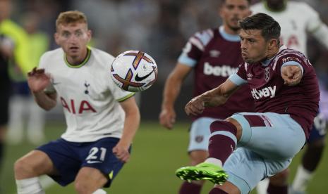 Pemain West Ham Aaron Cresswell, kanan, menendang bola selama pertandingan sepak bola Liga Premier Inggris antara West Ham dan Tottenham, di Stadion London, di London, Rabu, 31 Agustus 2022. 