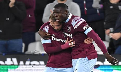 Pemain West Ham Kurt Zouma (kanan) merayakan golnya ke gawang Bournemouth di Liga Primer Inggris.