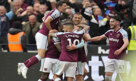 Pemain West Ham merayakan setelah rekan setimnya Jarrod Bowen mencetak gol pertama timnya selama pertandingan sepak bola Liga Inggris antara West Ham United dan Manchester City di stadion London di London, Ahad, 15 Mei 2022.