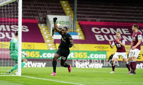 Pemain West Ham Michail Antonio (tengah) merayakan setelah mencetak gol ke-2 timnya dalam pertandingan sepak bola Liga Premier Inggris antara Burnley dan West Ham United dan di stadion Turf Moor di Burnley, Inggris, Selasa (4/5) dini hadir WIB