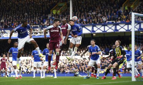 Pemain West Ham United Angelo Ogbonna, tengah, mencetak gol pertama timnya dalam pertandingan Liga Utama Inggris antara West Ham dan Everton, di Goodison Park, Liverpool, Inggris, Minggu, 17 Oktober 2021.