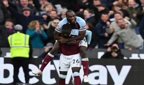 Pemain West Ham United Arthur Masuaku (bawah) berselebrasi selepas mencetak gol kemenangan timnya ke gawang Chelsea dalam lanjutan Liga Primer Inggris. West Ham menang 3-2.