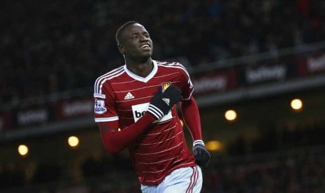 Pemain West Ham United, Cheikhou Kouyate, melakukan selebrasi gol usai menjebol gawang Manchester United dalam laga Liga Primer Inggris di London pada Ahad (8/2). 