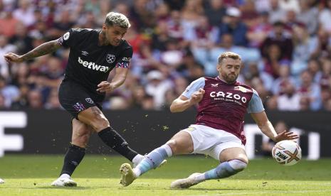 Pemain West Ham United Gianluca Scamacca, kiri, memiliki tembakan ke gawang di bawah tekanan dari Calum Chambers Aston Villa, selama pertandingan sepak bola Liga Premier Inggris antara Aston Villa dan West Ham di Villa Park, Birmingham, Inggris, Ahad, 28 Agustus 2022. 