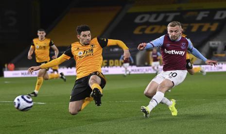 Pemain West Ham United Jarrod Bowen (kanan) mencetak gol ke gawang Wolverhampton Wanderers.