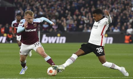 Pemain West Ham United, Jarrod Bowen (kiri) berebut bola dengan pemain Eintracht Frankfurt Ansgar Knauff (kanan) pada pertandingan leg pertama semifinal Liga Europa di London Inggris, Jumat (29/4/2022) dini hari WIB.